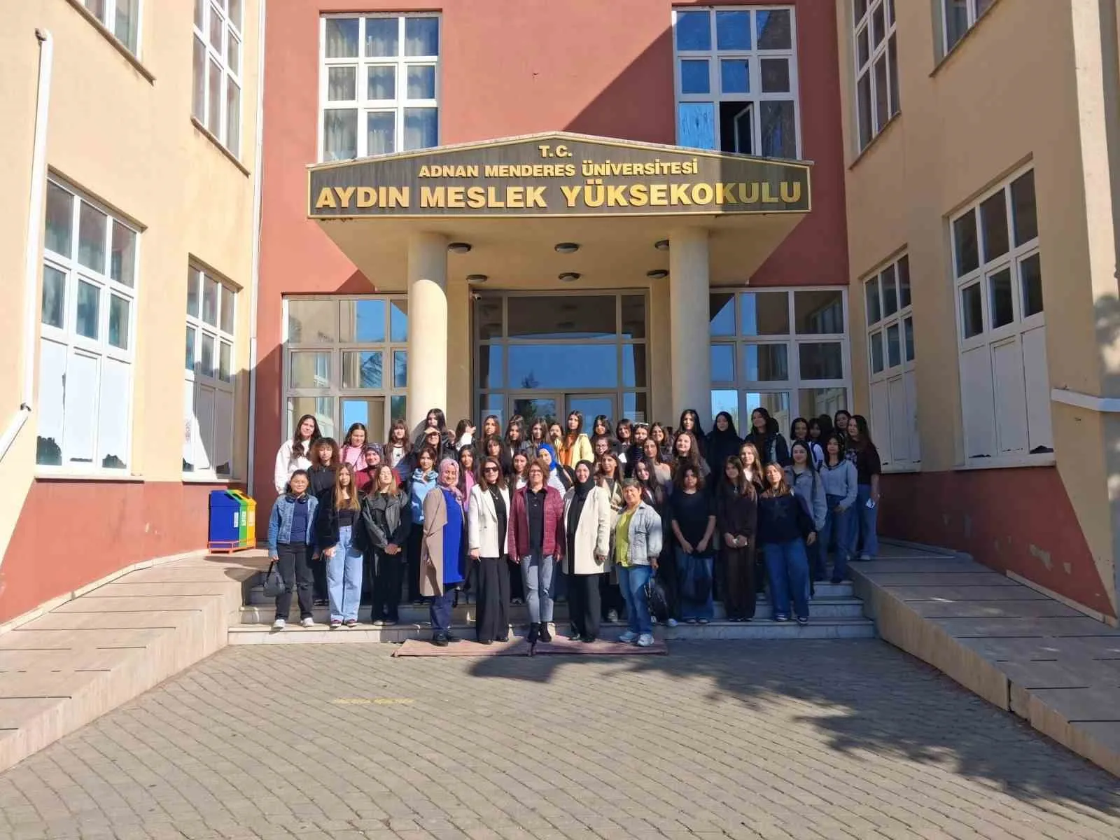 Liseli öğrenciler ADÜ’nün eğitim imkanlarını yerinde gördü