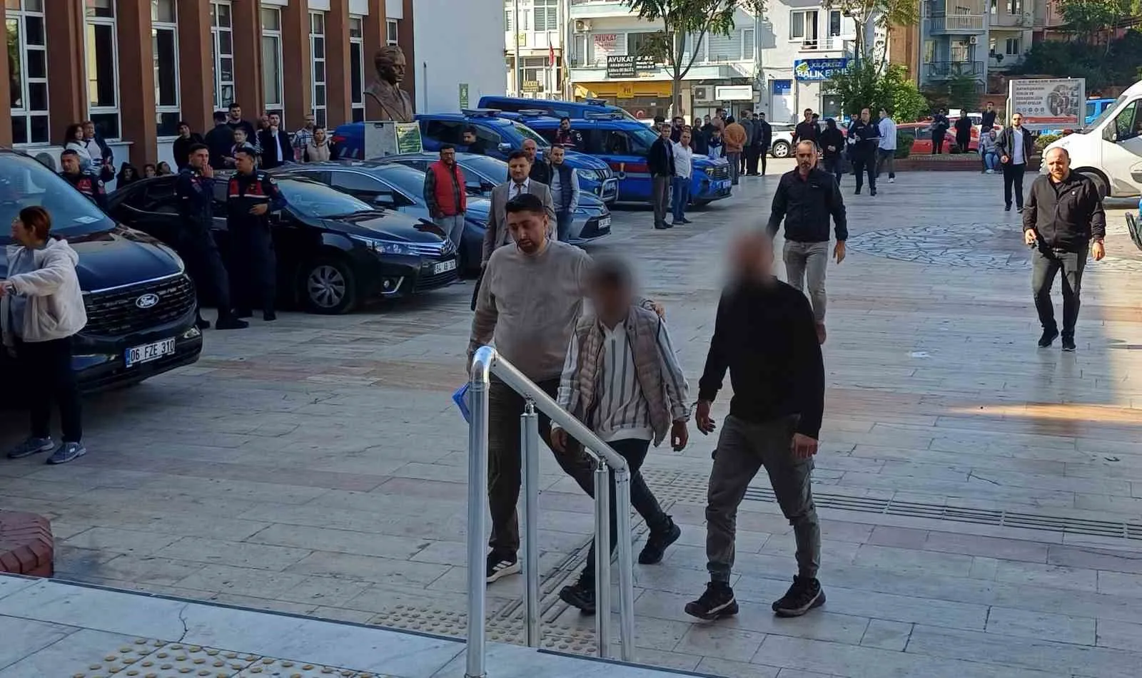 Aydın’da polisten kaçan silahlı tehdit şüphelisi adliyeye sevk edildi - 2