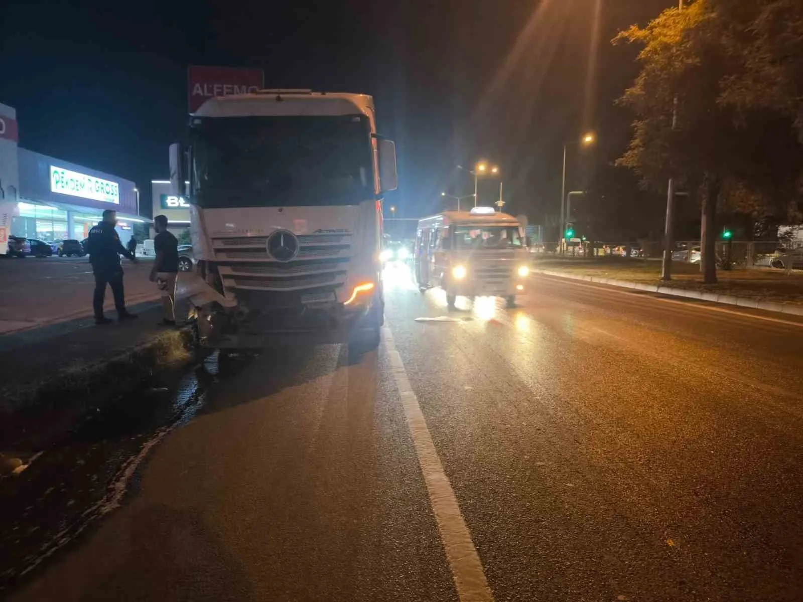 Tırın çarptığı elektrik otomobil alev aldı - 2