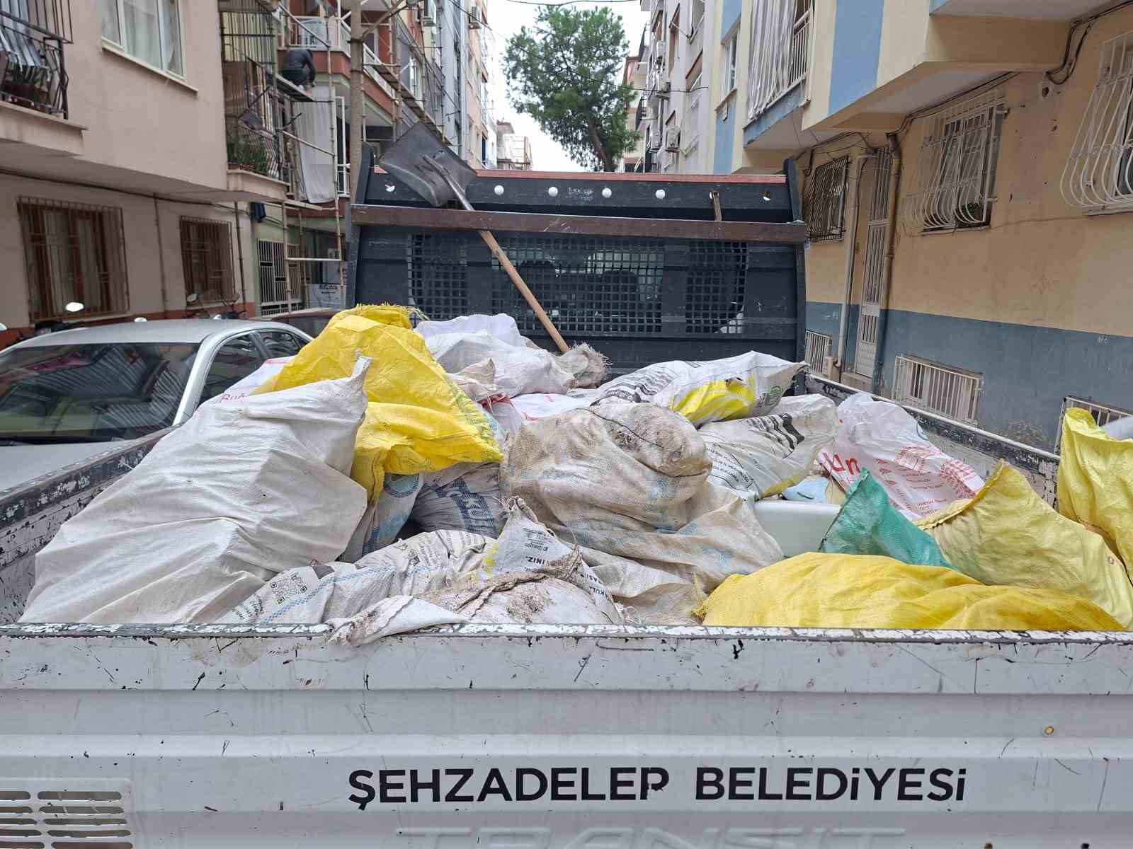 Şehzadeler’de moloz bırakanlara ceza uyarısı
