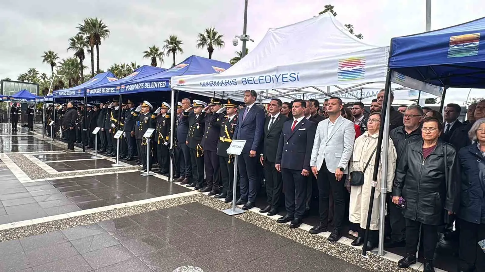 Marmaris’te Cumhuriyet Bayramı  çelenk sunma töreni sağanak altında yapıldı - 7