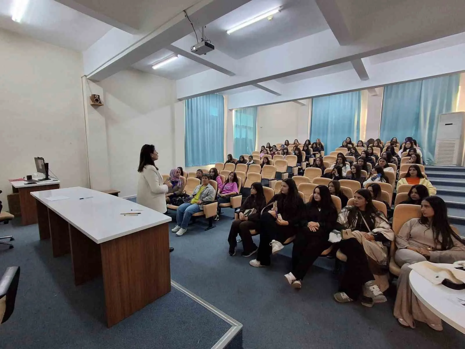 Liseli öğrenciler ADÜ’nün eğitim imkanlarını yerinde gördü - 3