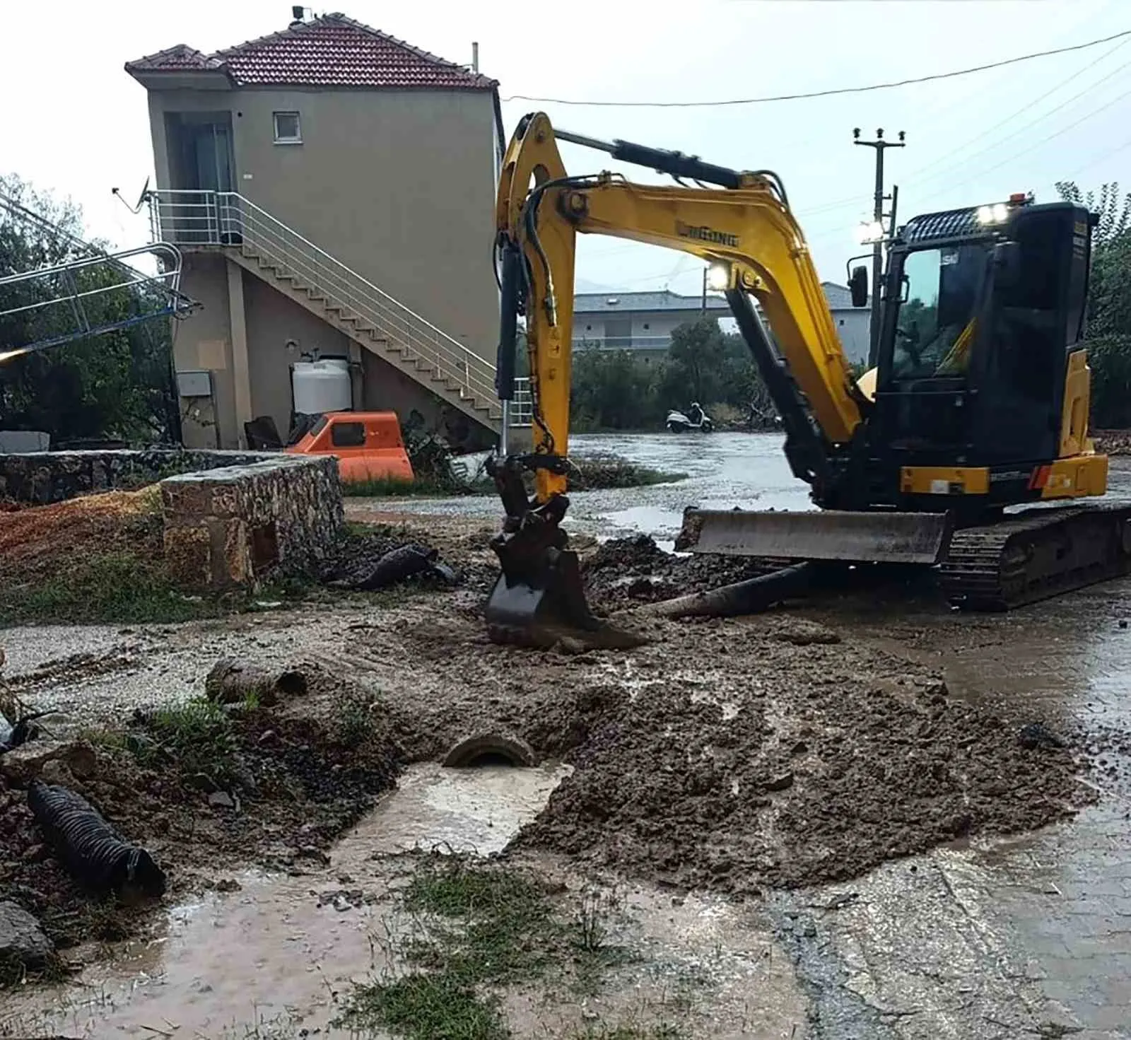Muğla Büyükşehir ekiplerinden taşkın riski bulunan alanlara müdahale - 3