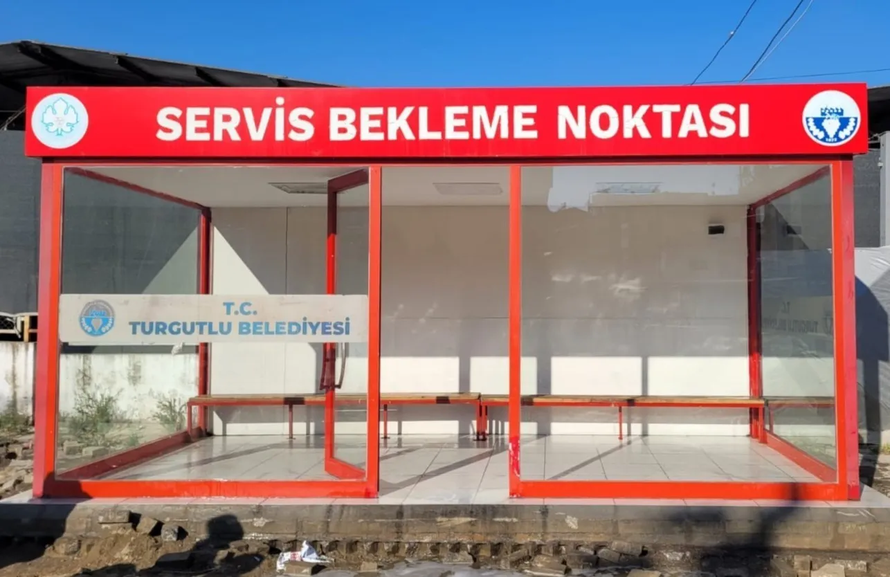 Turgutlu’daki servis durakları temizlenirken vatandaşlara da çağrıda bulunuldu