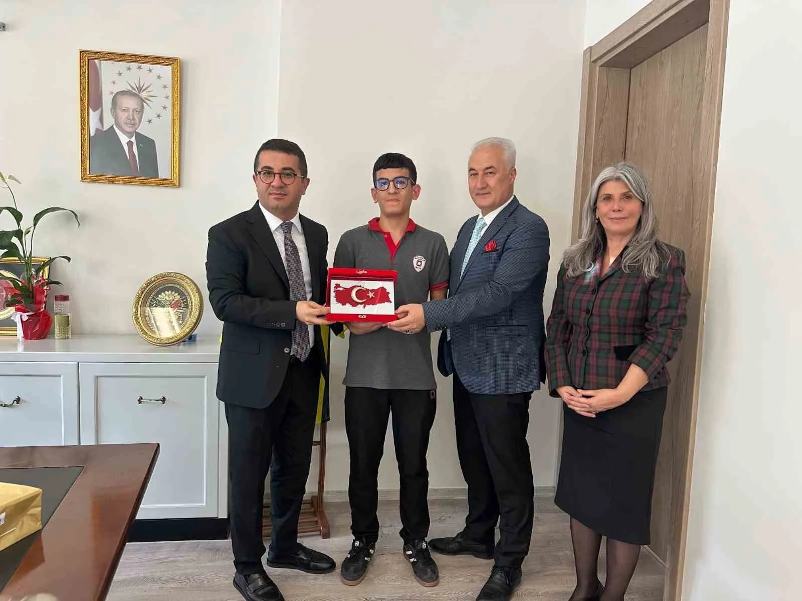Yere düşen Türk bayrağını öpüp başına koyan liseli öğrenciye makamda kabul
