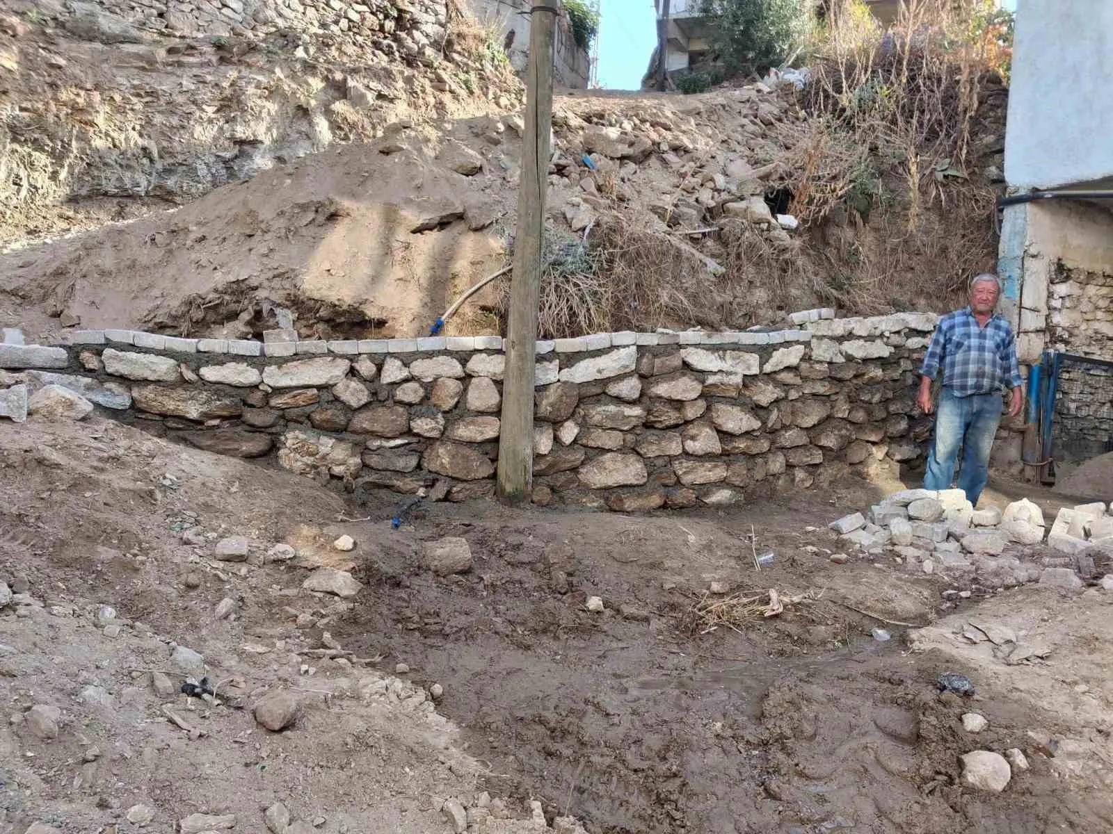 Esentepe Mahallesi’nde çevre düzenleme çalışmaları sürüyor
