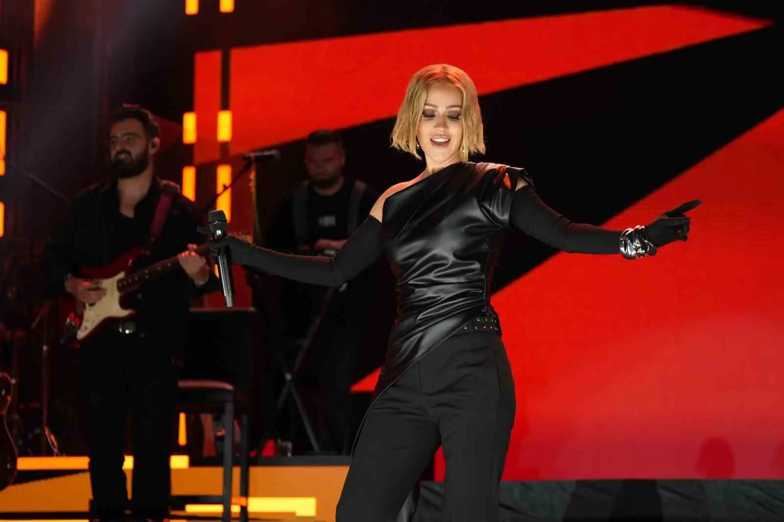 Derya Uluğ, İzmir Kültür Yolu Festivali’nde sahne aldı - 3