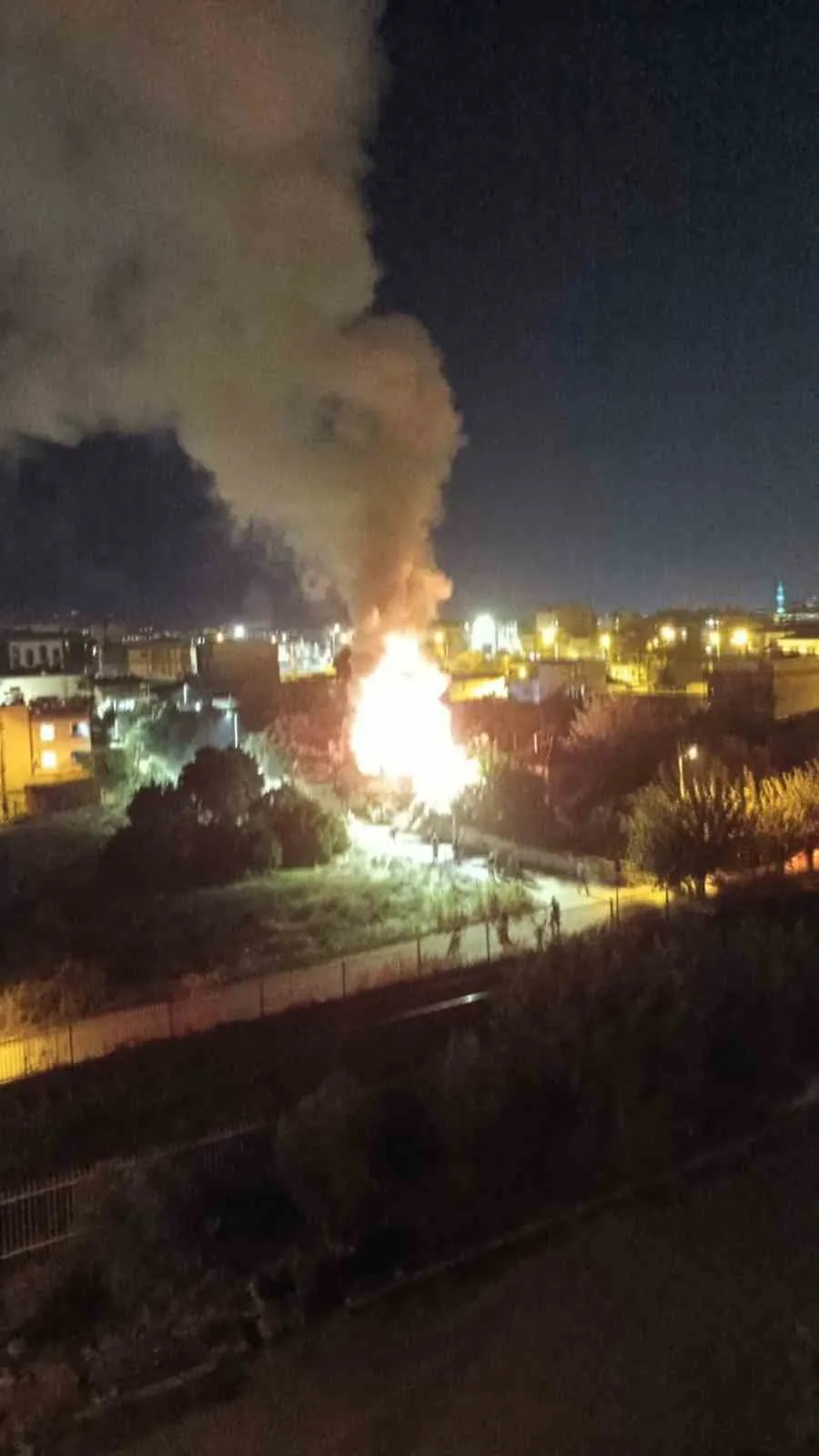 Yangında ev kül oldu, 4 kişilik aile zor kurtuldu - 9