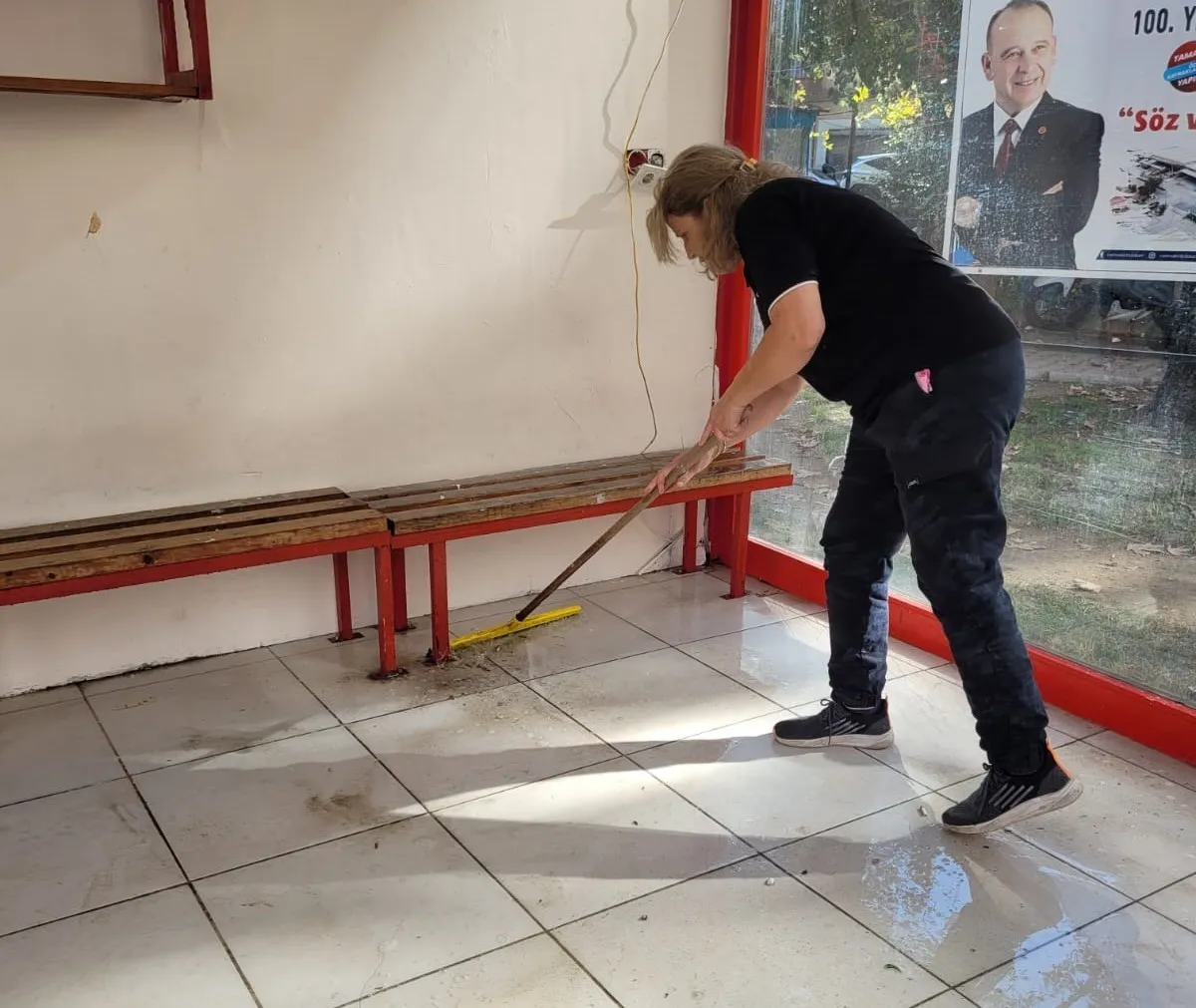 Turgutlu’daki servis durakları temizlenirken vatandaşlara da çağrıda bulunuldu - 3