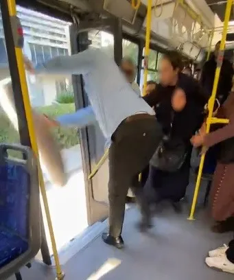 İzmir’de belediye otobüsünde ’halı’ kavgası