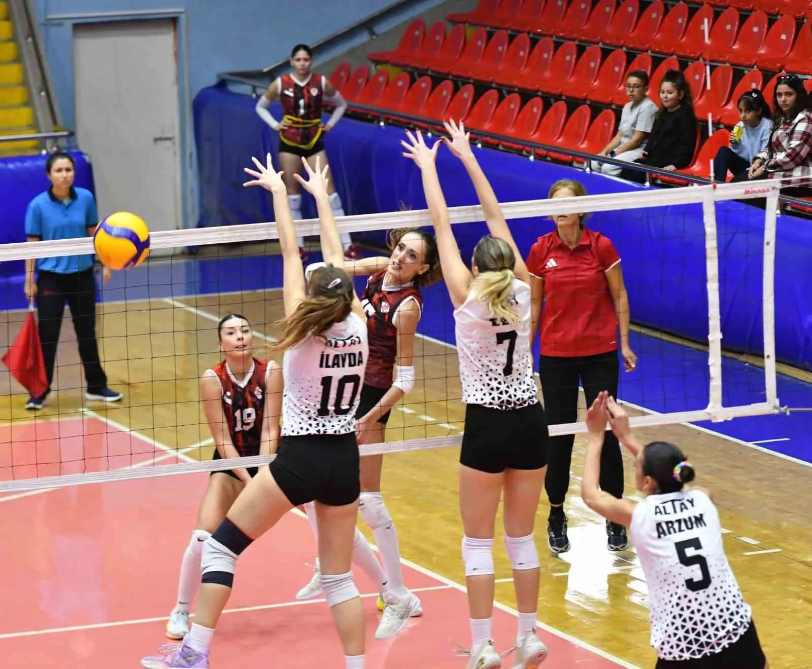 Yunusemre’nin Sultanları Altay’ı 36-34’lük setle geçti - 2