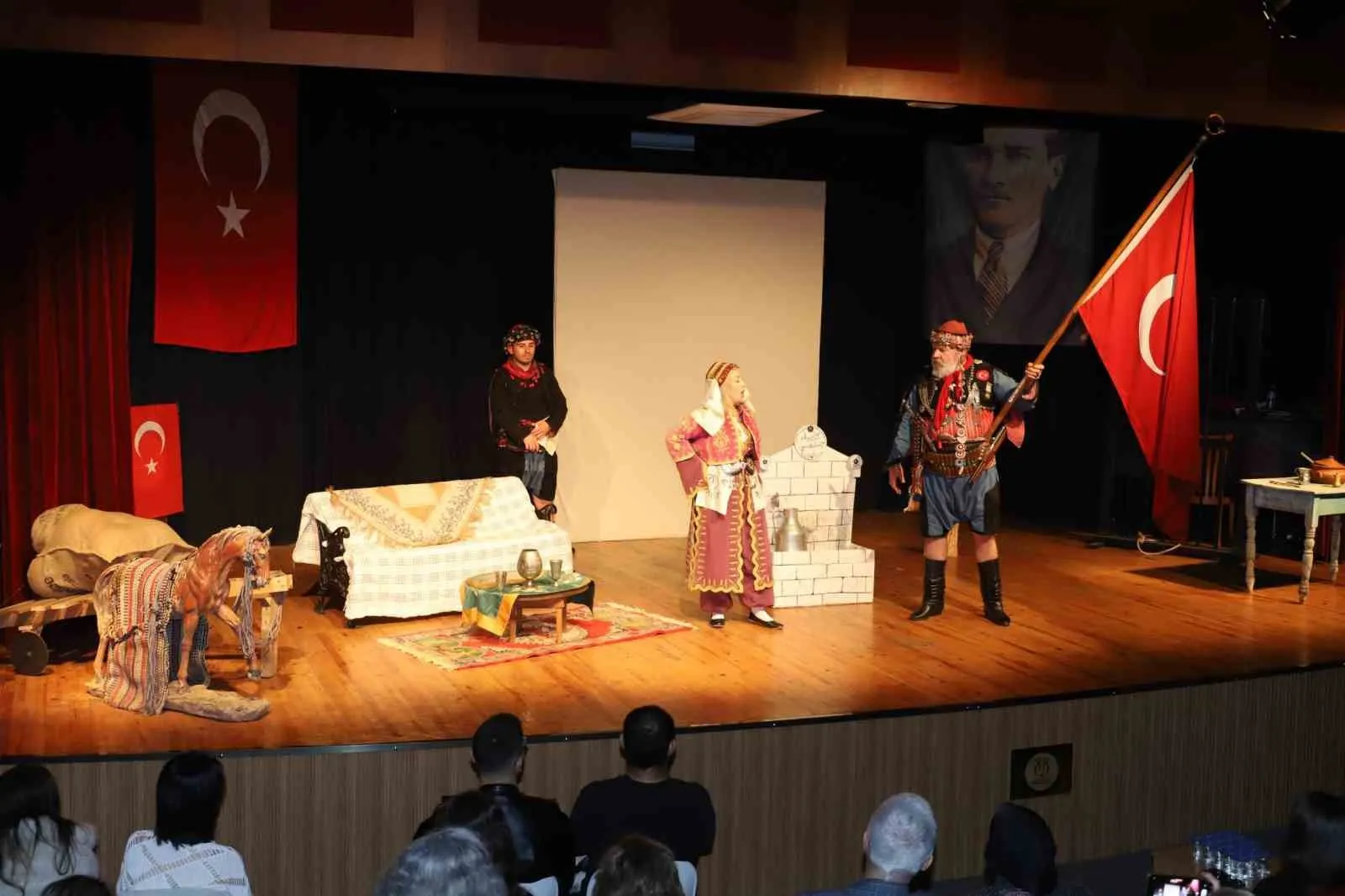 Nazilli’de ’Abide-i Aşk’ tiyatro oyunu sahnelendi