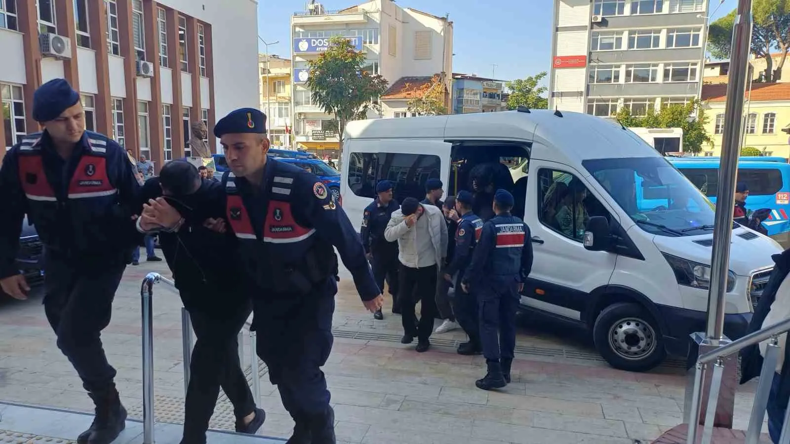 Uyuşturucu operasyonunda yakalanan 98 şüpheli adliyeye sevk edildi