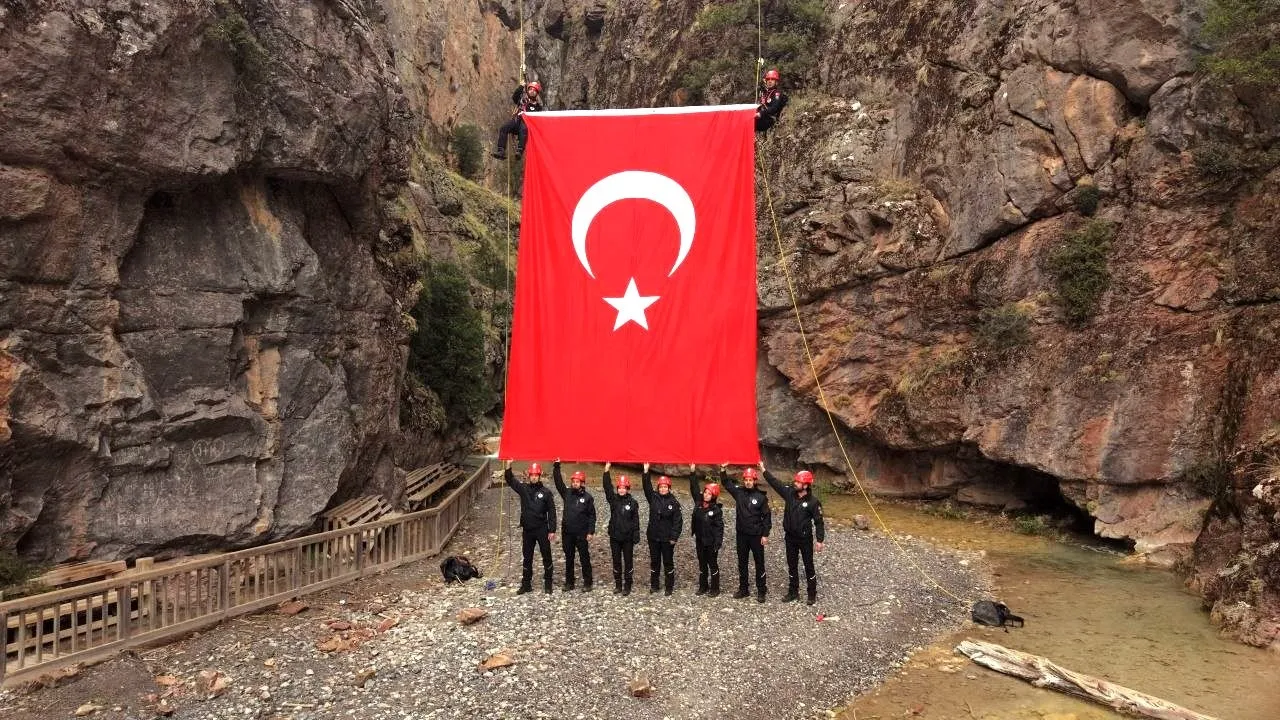 Acıpayam Kanyonunda dev Türk bayrağı dalgalandırıldı - 3