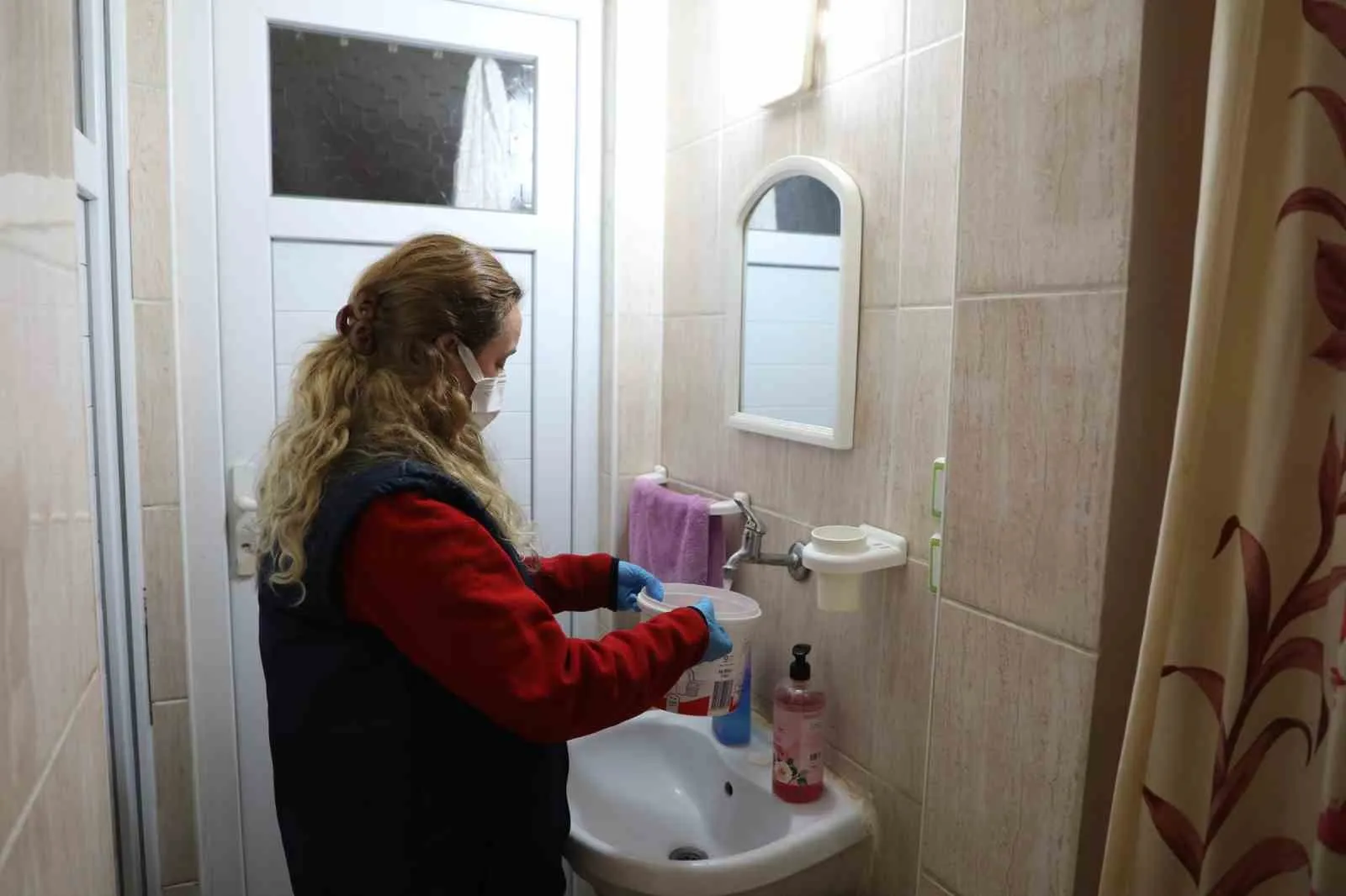 Şehzadeler Belediyesinden ihtiyaç sahiplerine evde temizlik hizmeti