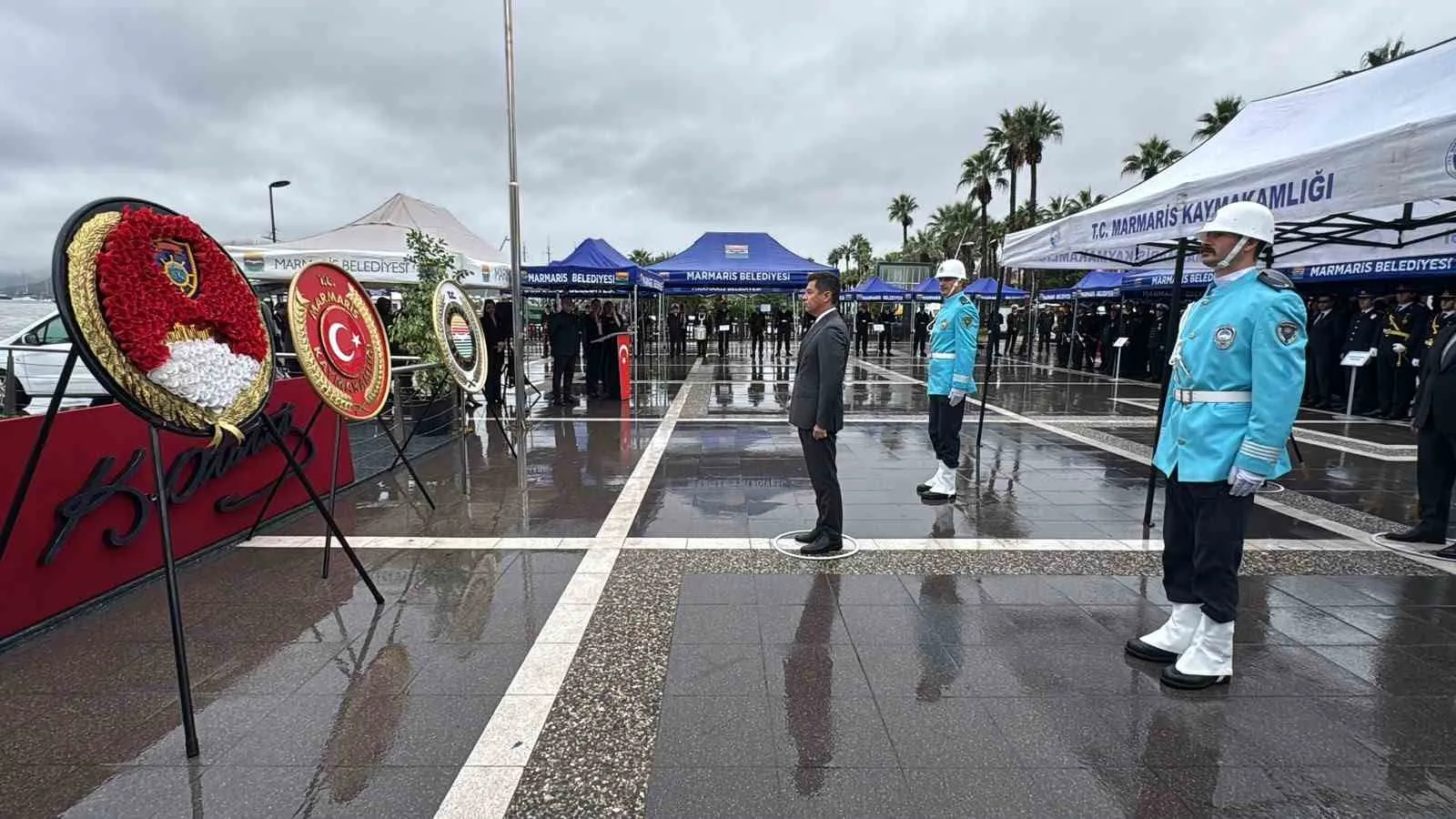 Marmaris’te Cumhuriyet Bayramı  çelenk sunma töreni sağanak altında yapıldı - 4