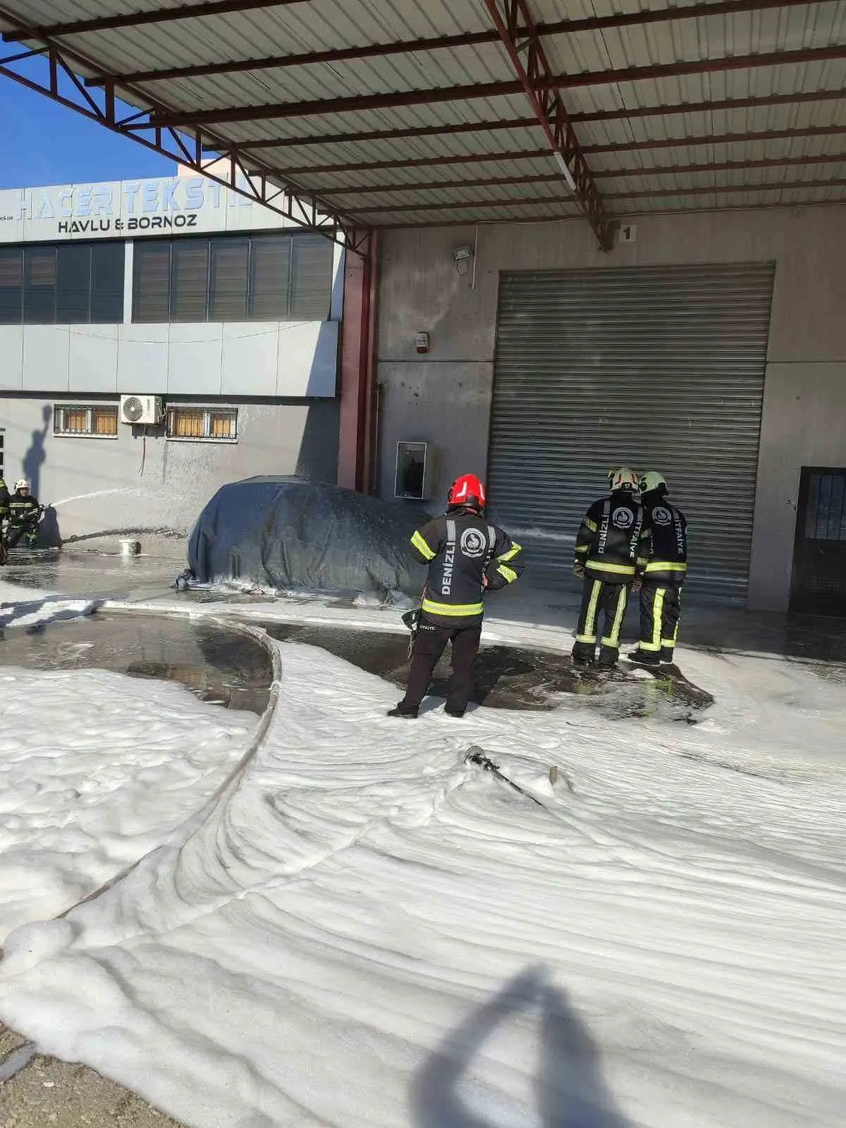 Şarjdaki elektrikli araç alev aldı - 4