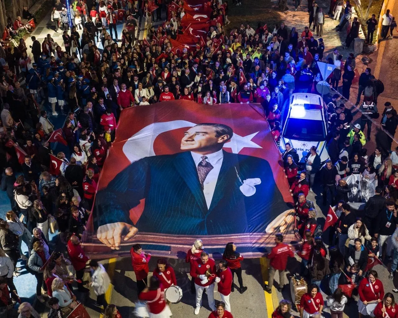 Kuşadası’nda 250 metrelik dev Türk bayrağı açıldı - 2