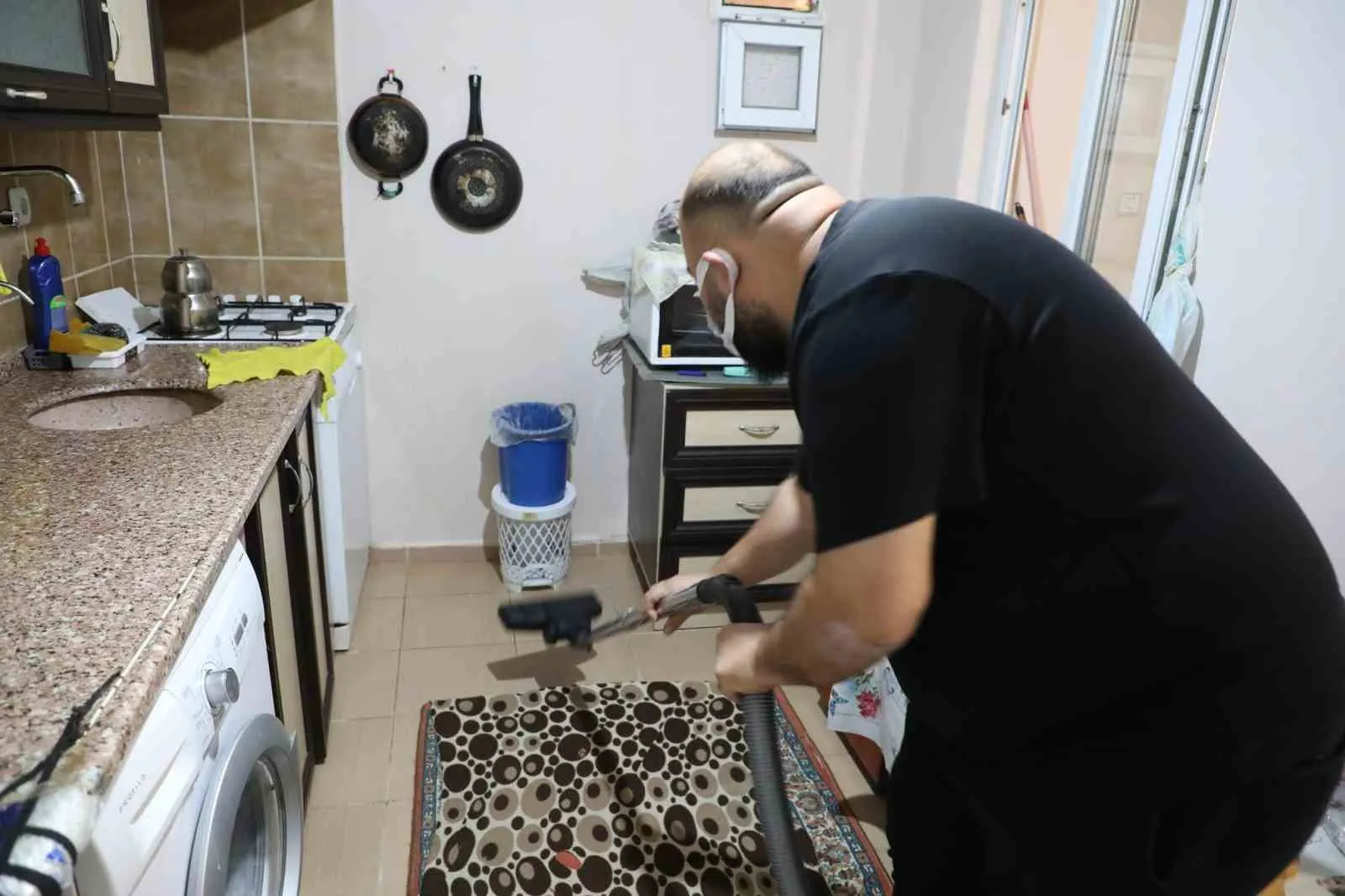 Şehzadeler Belediyesinden ihtiyaç sahiplerine evde temizlik hizmeti - 5