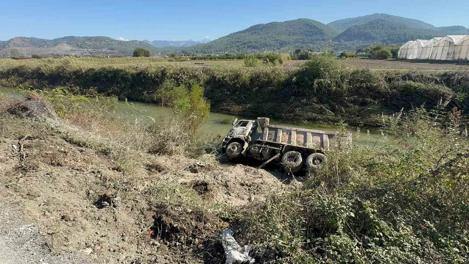 Taşkının yaşandığı Tersakan Çayı’na kamyon devrildi - 4