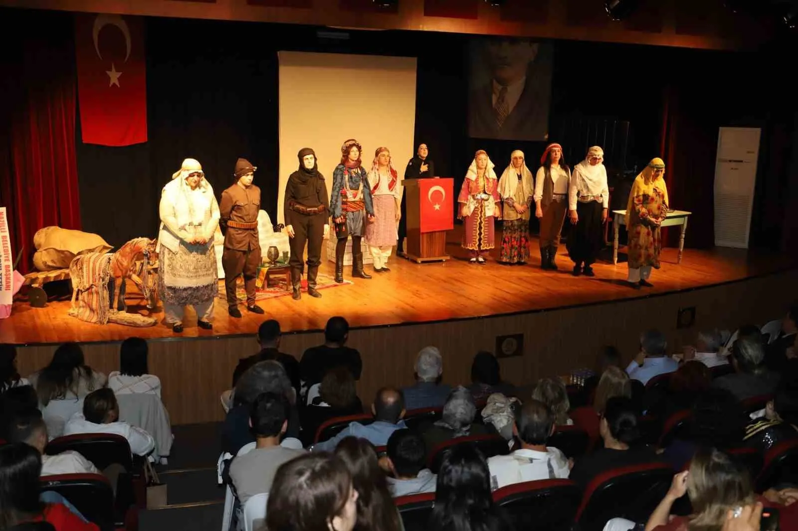 Nazilli’de ’Abide-i Aşk’ tiyatro oyunu sahnelendi - 4