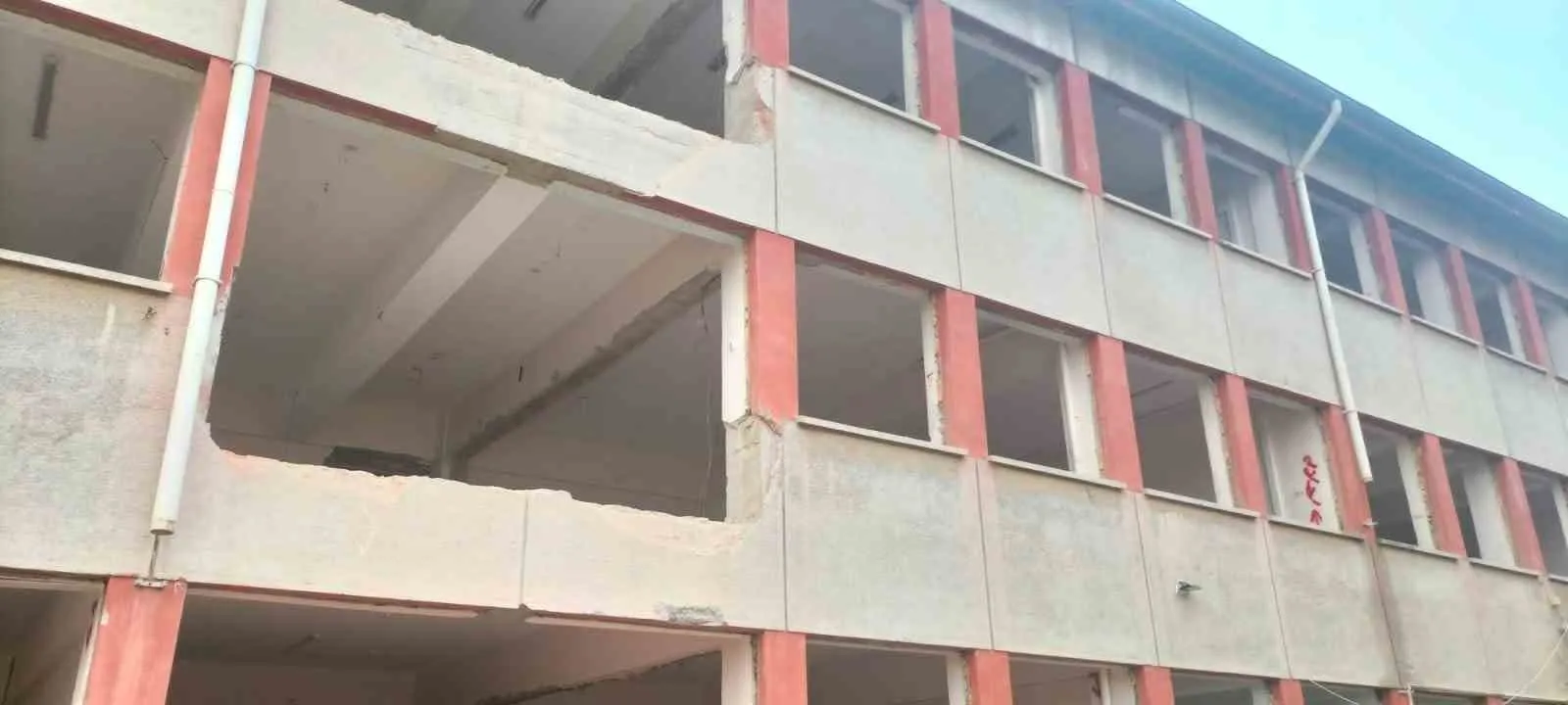 Çivril’de 44 yıllık okulda güçlendirme çalışmaları başladı