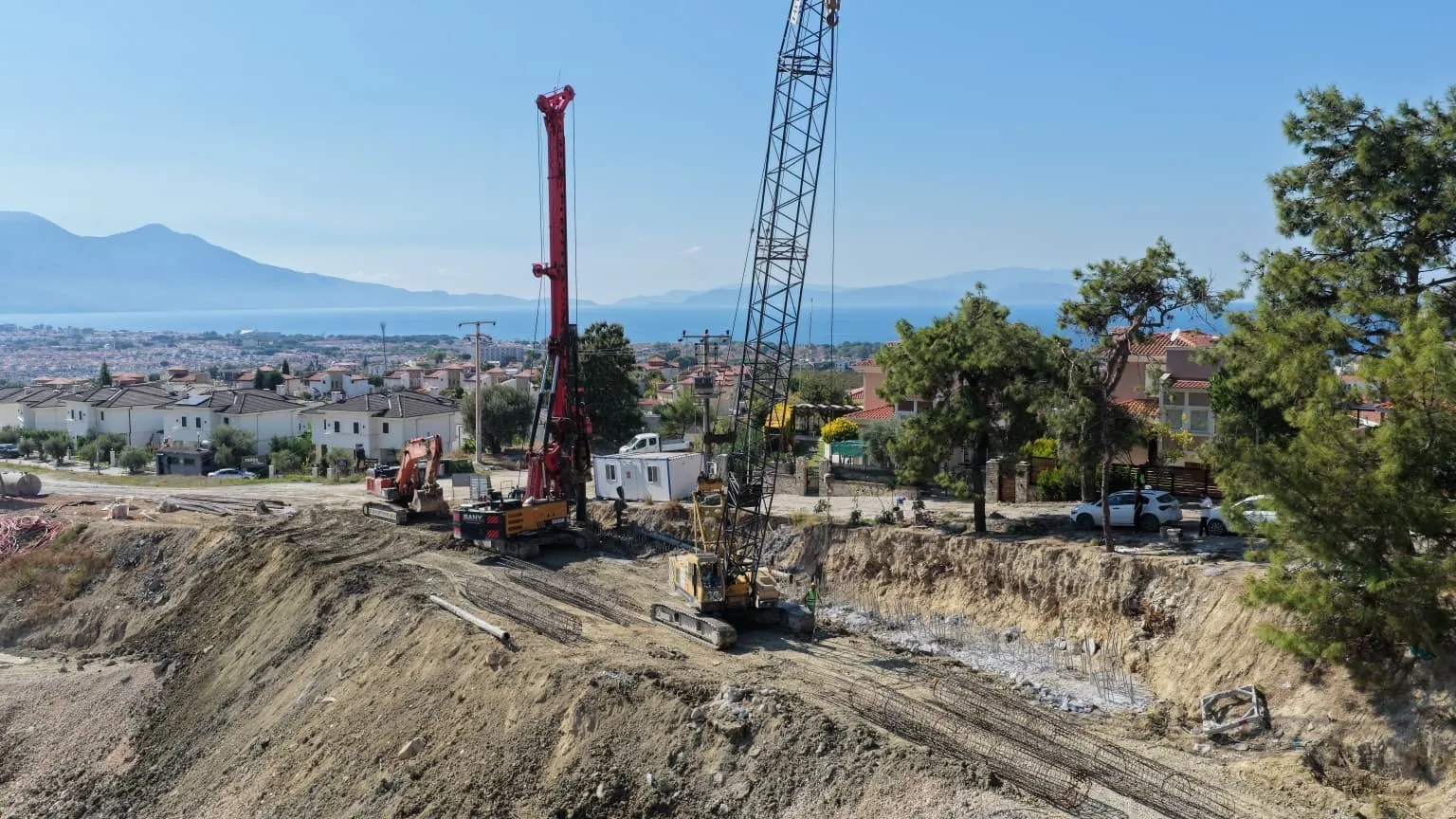 Aydın Büyükşehir Belediyesi Kuşadası’ndaki yol çalışmalarını sürdürüyor - 2
