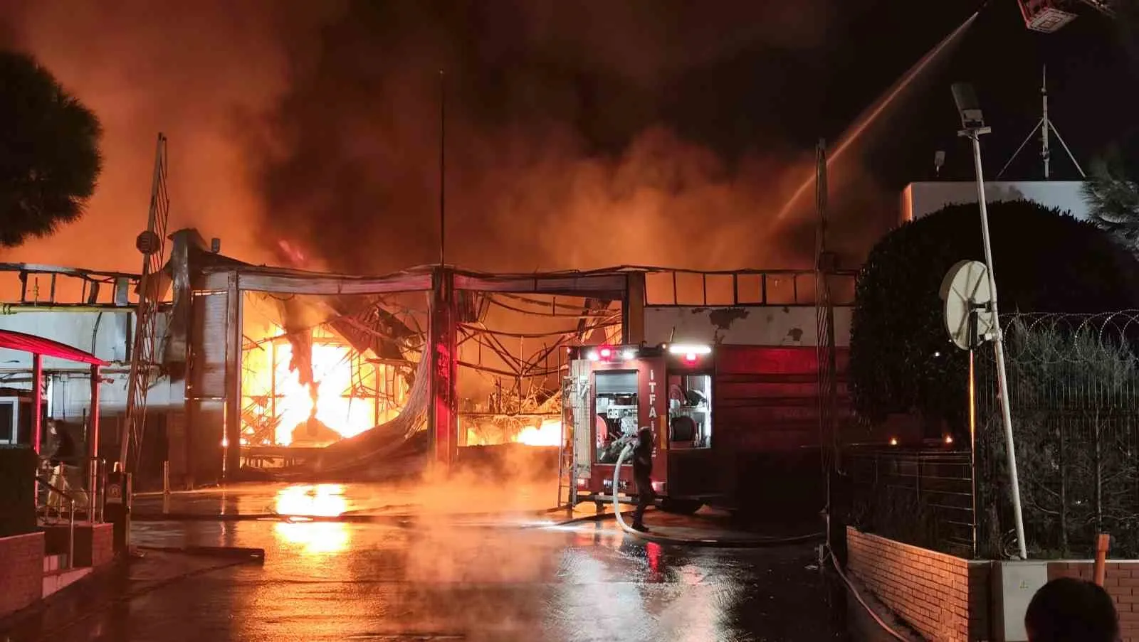 Manisa Organize Sanayi Bölgesinde faaliyet gösteren İnci Akü Fabrikasında yangın çıktı. Manisa Büyükşehir Belediyesi İtfaiye Daire Başkanlığına bağlı ekipler ile sağlık, polis ve AFAD ekipleri bölgeye sevk edildi. Ekiplerin yangını söndürme çalışmaları devam ediyor. - 6