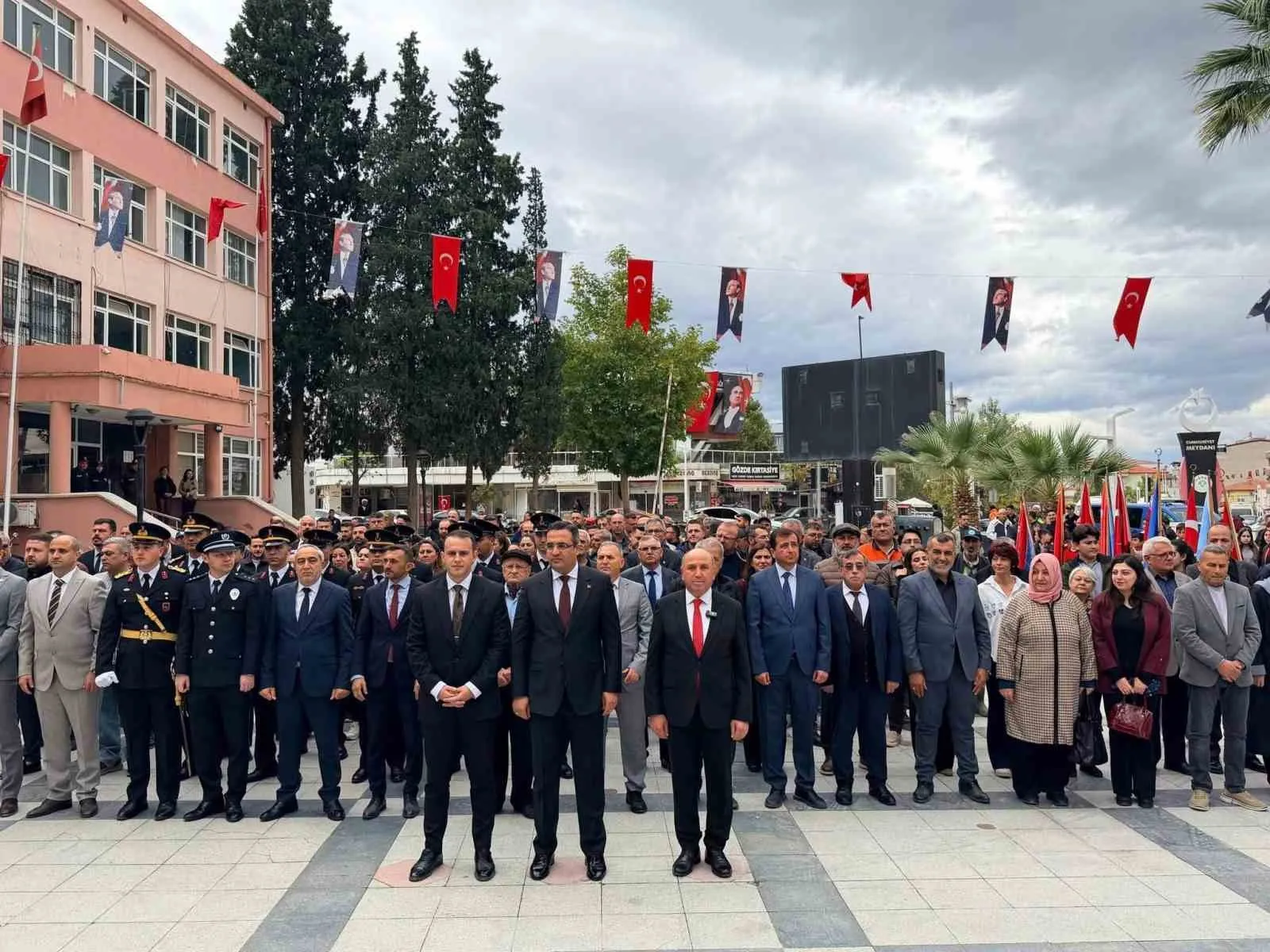 Sarıgöl’de Cumhuriyet coşkusu çelenk töreniyle başladı
