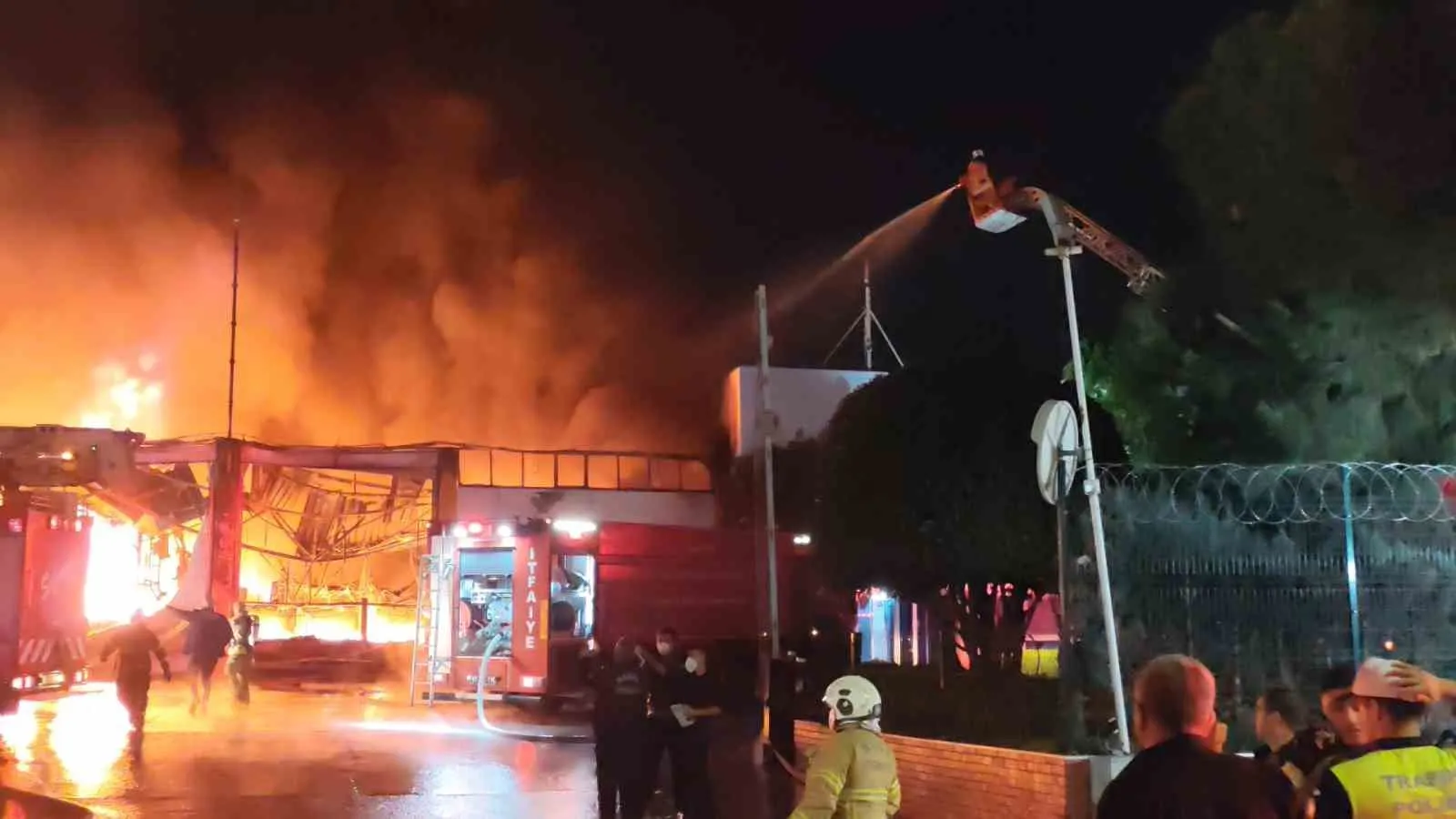Manisa Organize Sanayi Bölgesinde faaliyet gösteren İnci Akü Fabrikasında yangın çıktı. Manisa Büyükşehir Belediyesi İtfaiye Daire Başkanlığına bağlı ekipler ile sağlık, polis ve AFAD ekipleri bölgeye sevk edildi. Ekiplerin yangını söndürme çalışmaları devam ediyor. - 5