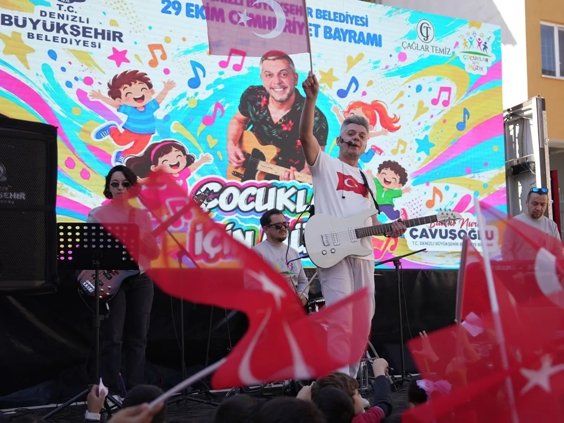 Denizli Büyükşehirle Cumhuriyet coşkusu okullara taştı