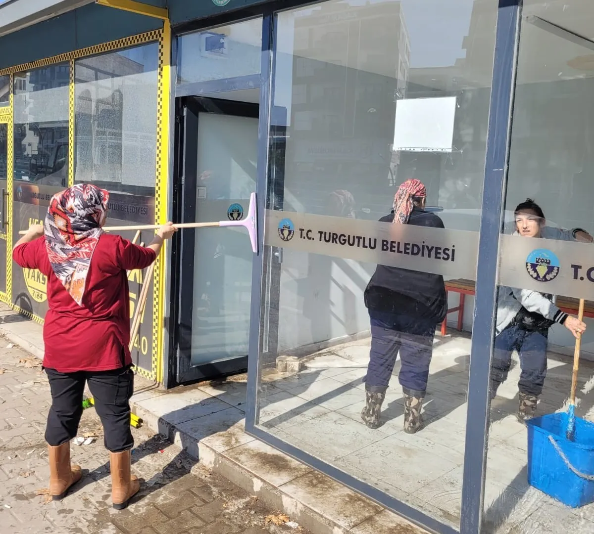 Turgutlu’daki servis durakları temizlenirken vatandaşlara da çağrıda bulunuldu - 2