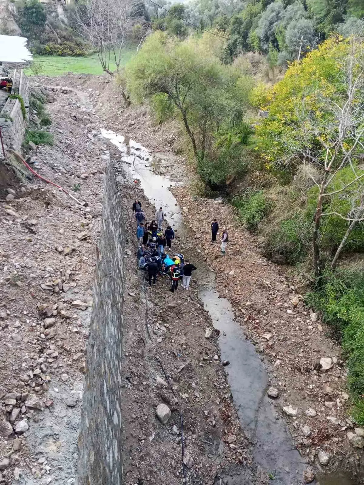 Kontrolden çıkan otomobil dereye uçtu: 3 yaralı - 2