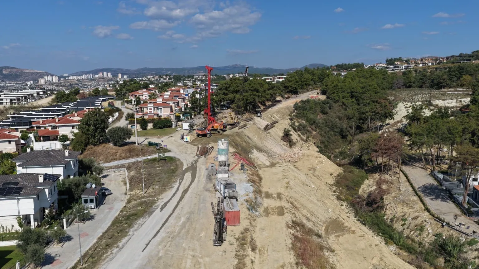 Aydın Büyükşehir Belediyesi Kuşadası’ndaki yol çalışmalarını sürdürüyor - 4