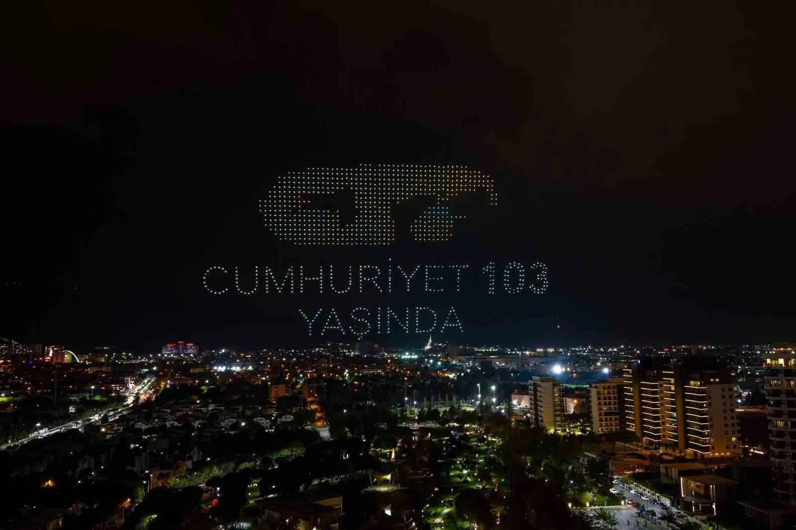 Atatürk’ün portresi 1000 drone ile gökyüzüne işlendi - 4