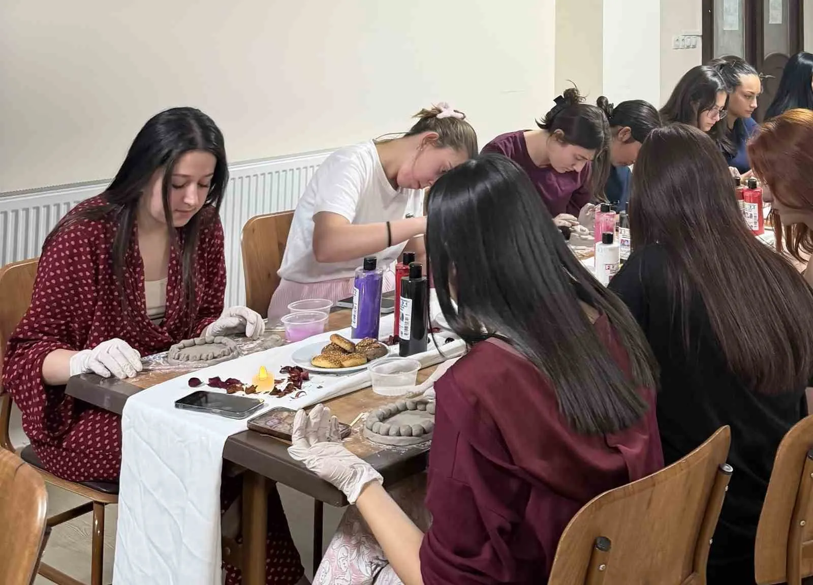Sarıgöl’de gençlerin hayalleri seramikle şekilleniyor