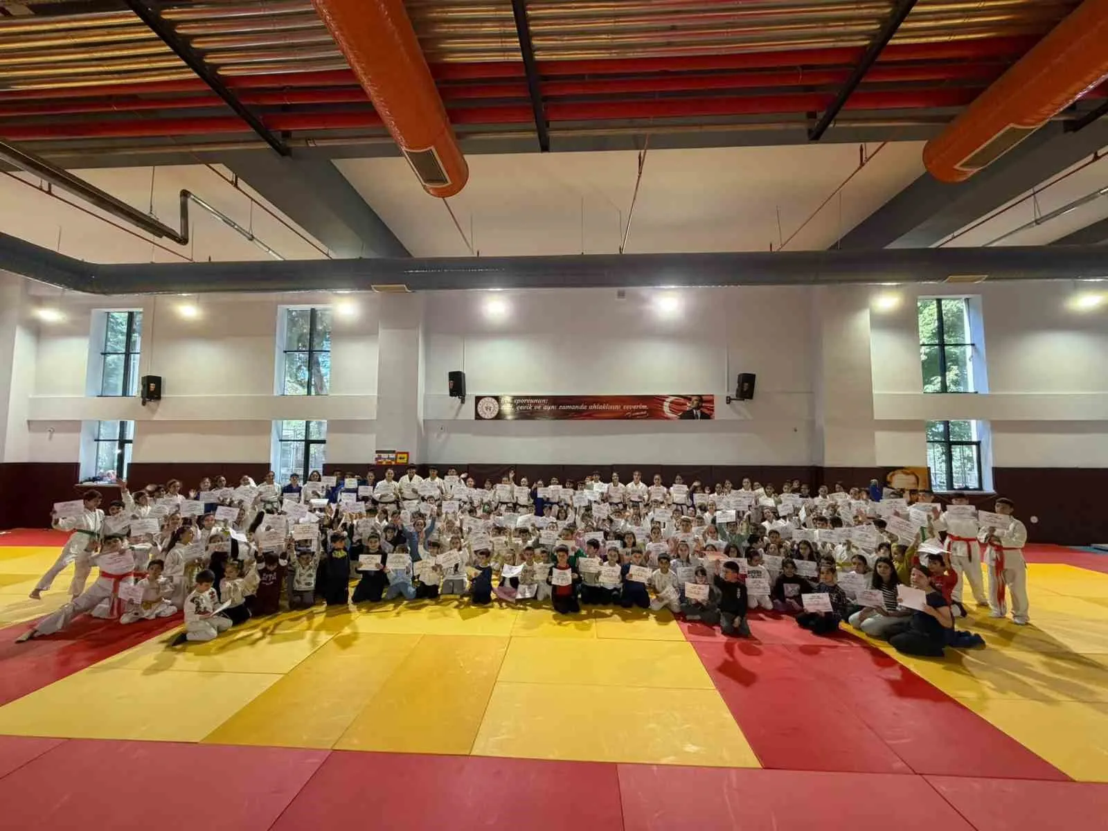 Salihli’de 300 judocu kemer atladı